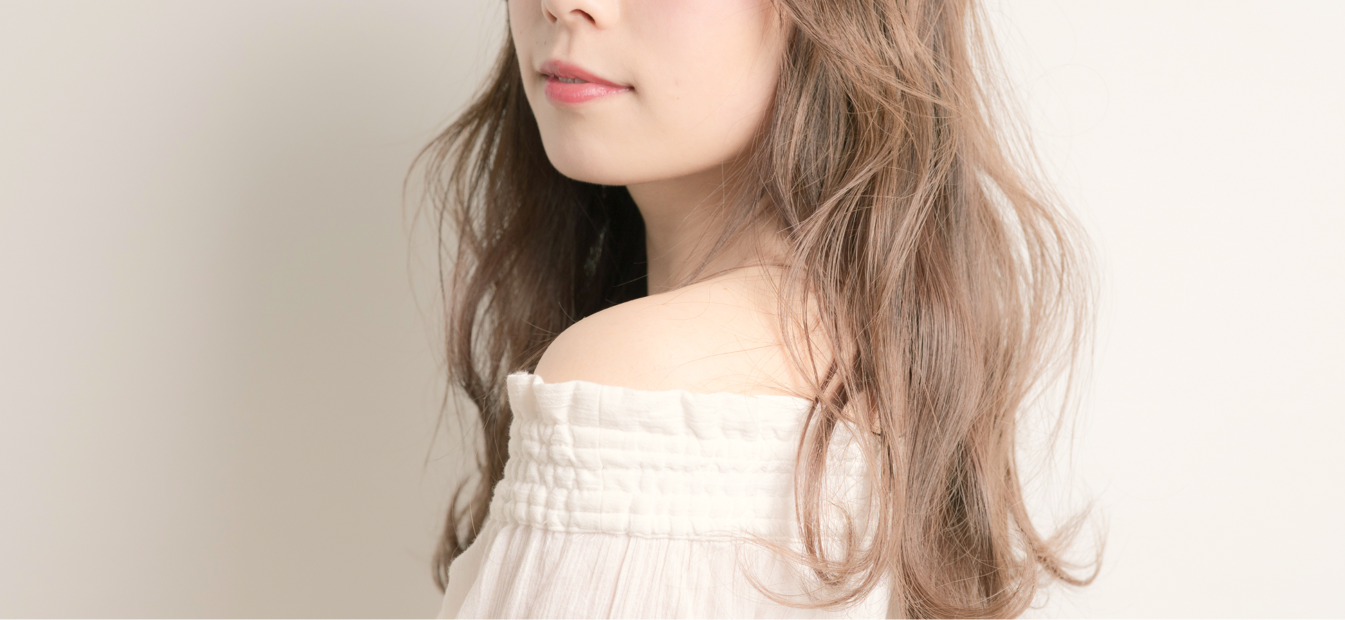 振り向く女性