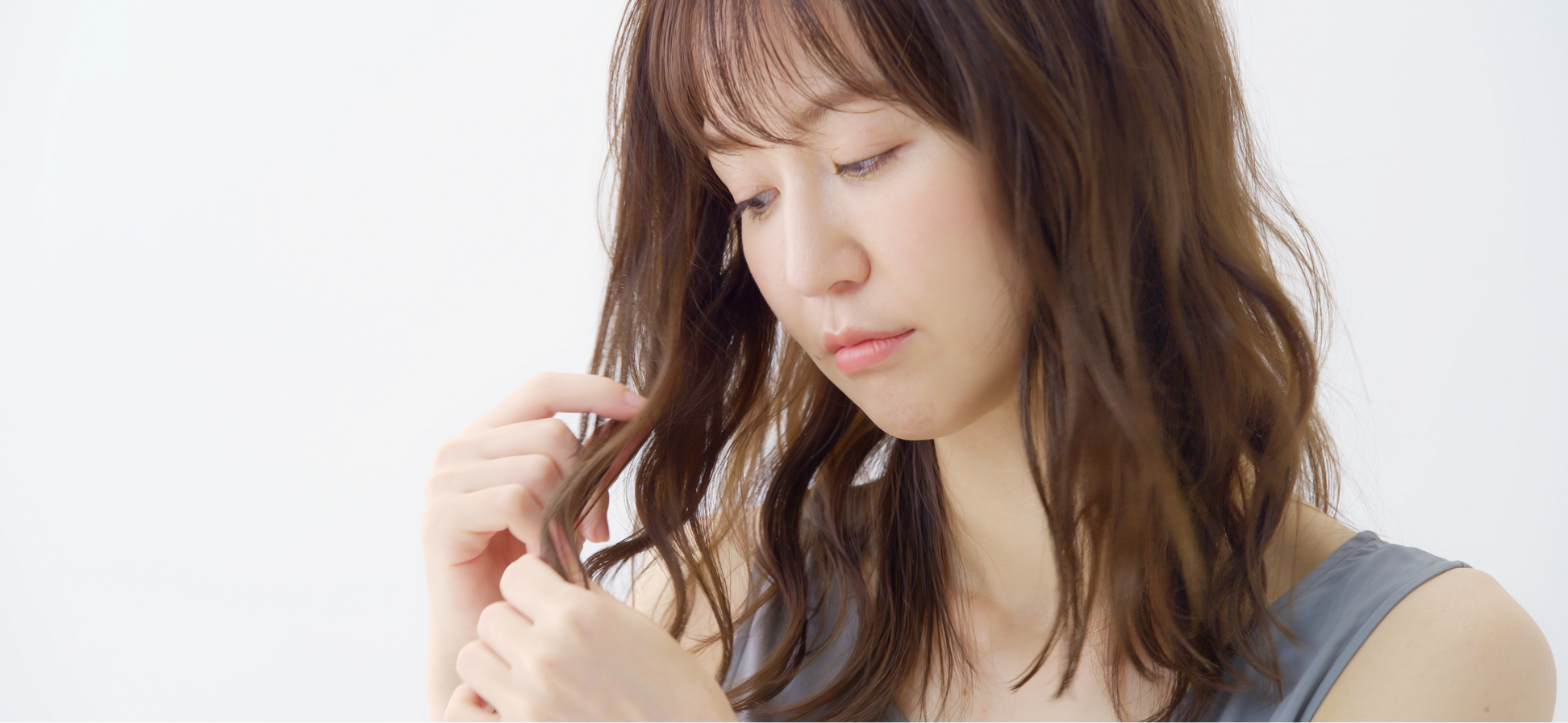髪を触る女性